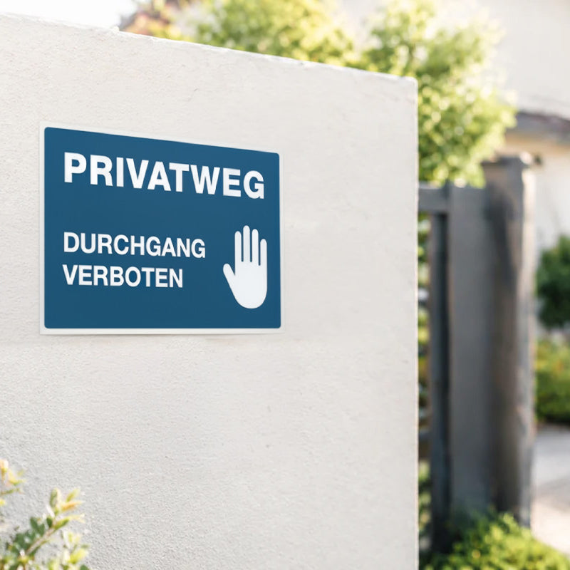 Blaues Aluminium-Schild Privatweg mit Durchgang verboten, 300x200x4 mm, zeigt Warnhinweis auf Privatgrund.