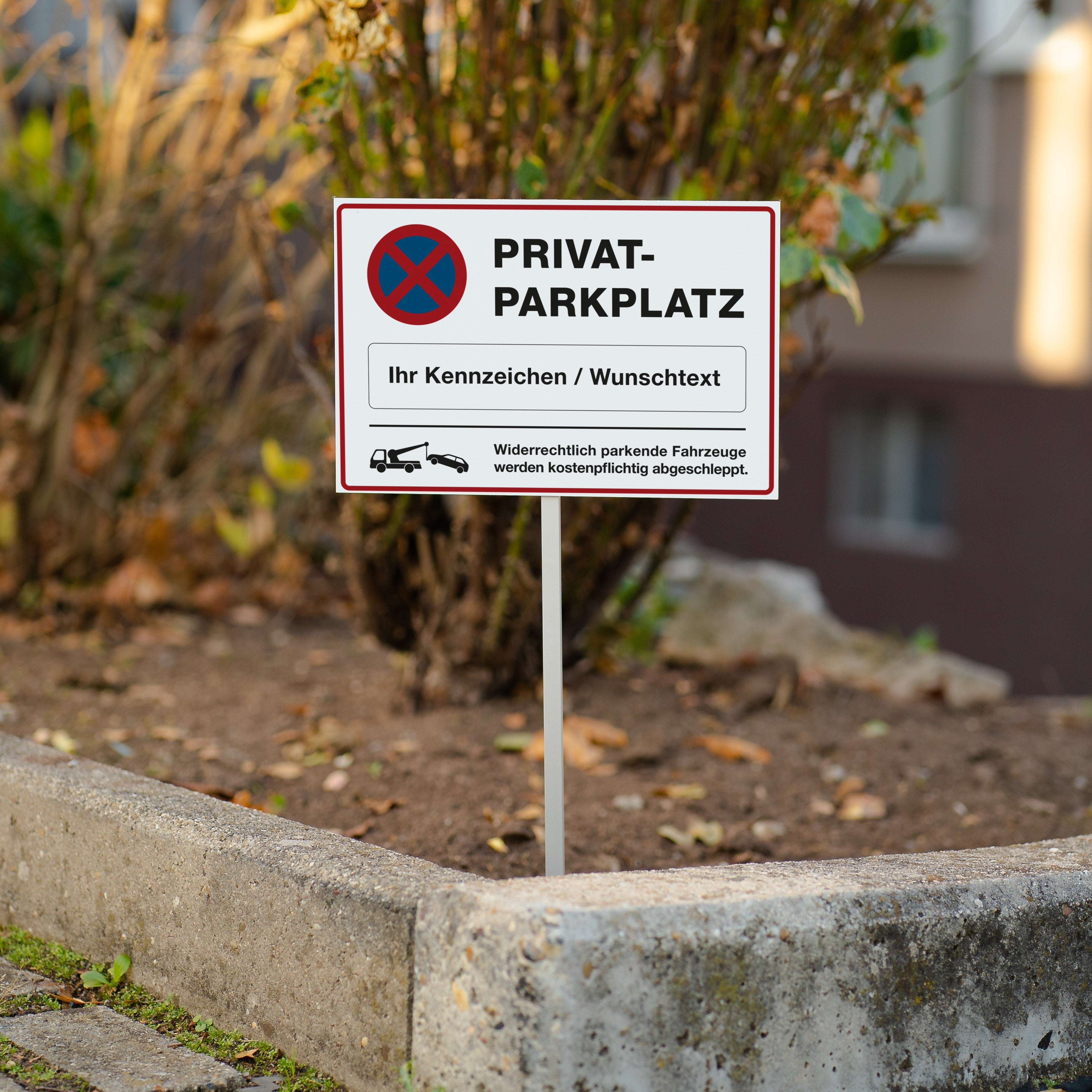Privatparkplatz Schild mit individuellem Kennzeichen, 300x200 mm, aus Metall, mit schwarzer Schrift auf weißem Hintergrund