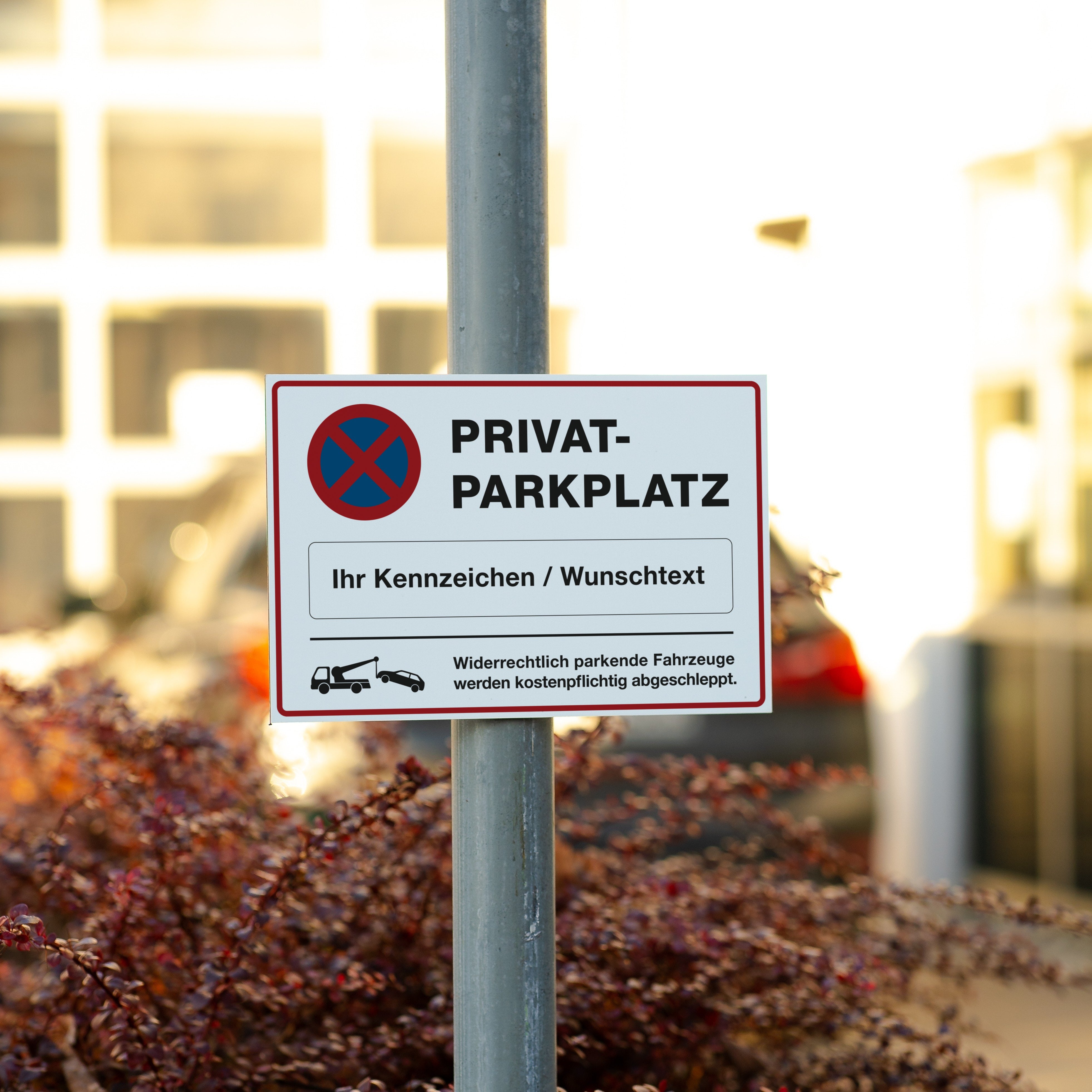 Privatparkplatz-Schild mit individuellem Kennzeichen aus Metall, 300x200 mm, aufkleberdrucker.de