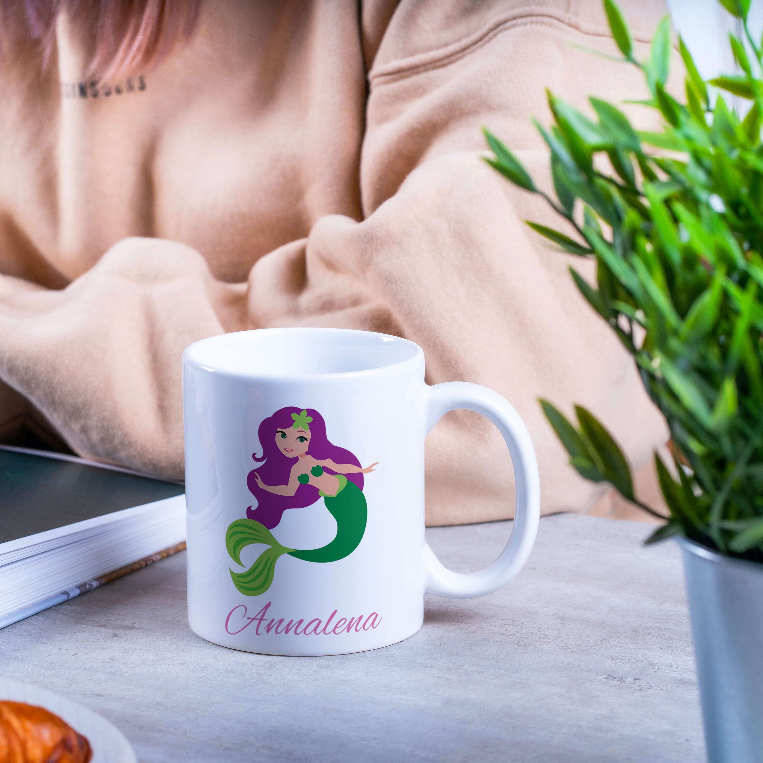 Weiße Keramiktasse mit Meerjungfrauen-Kindermotiv und individuellem Druck, kindgerechtes Design, ideal für Kinder.