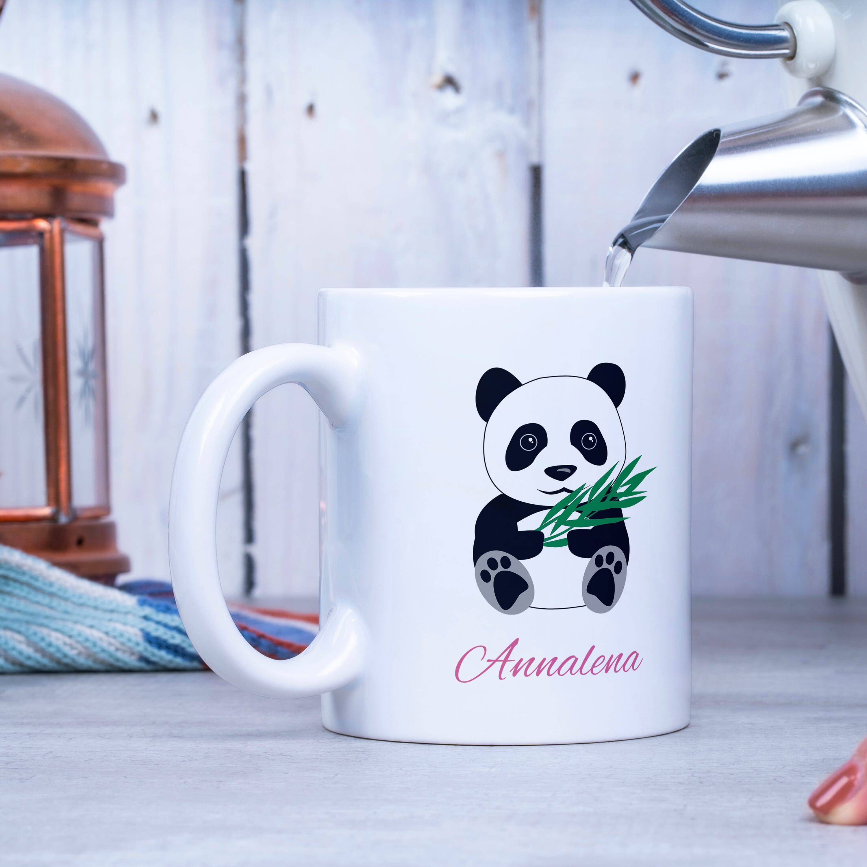 Weiße Keramiktasse mit Panda- und Kindermotiv sowie individuellem Druck, ideal für Kinder und Sammler