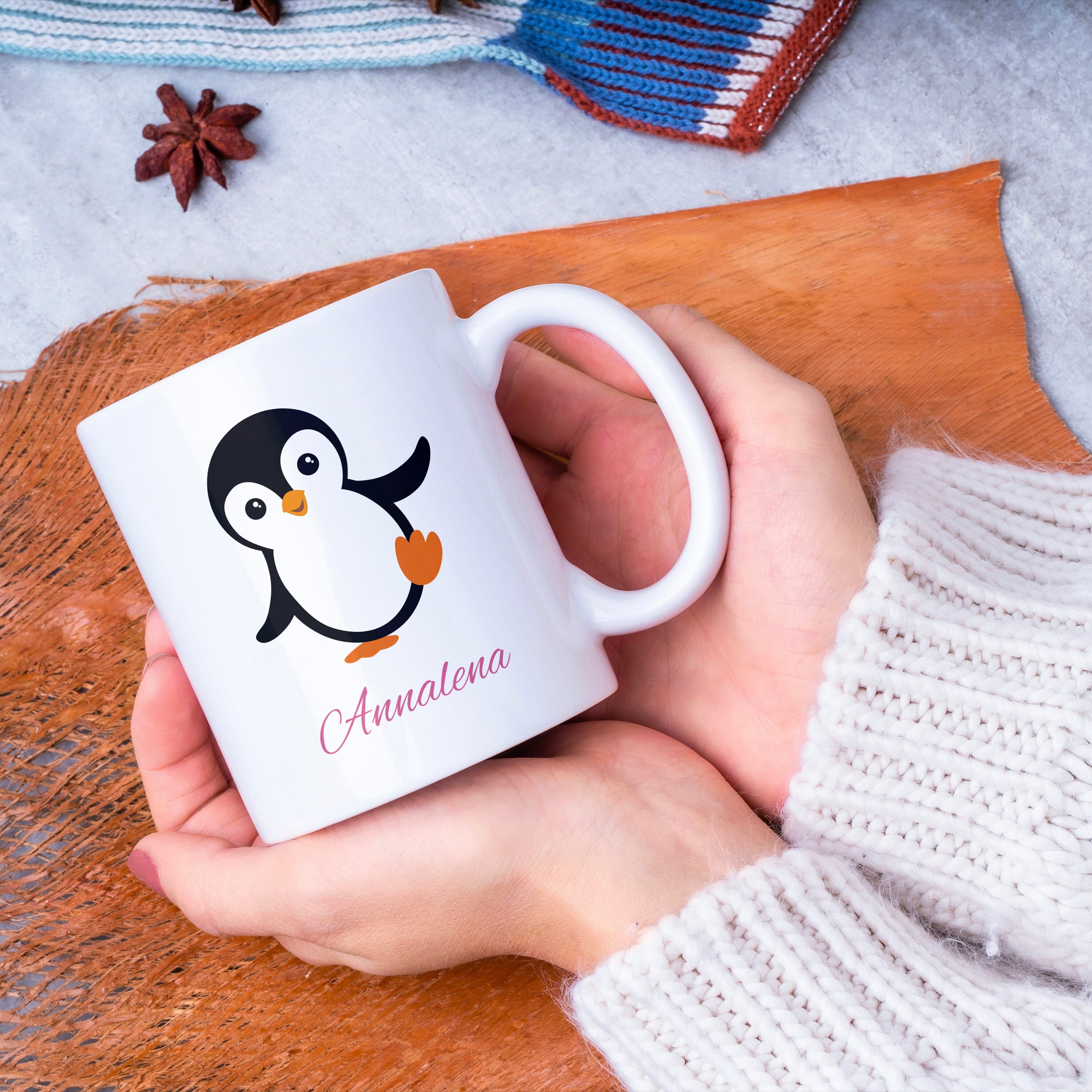 Weiße Keramiktasse mit kindlichem Pinguin-Design und individuellem Druck, ideal für Kinder, von gravur-fabrik.de.