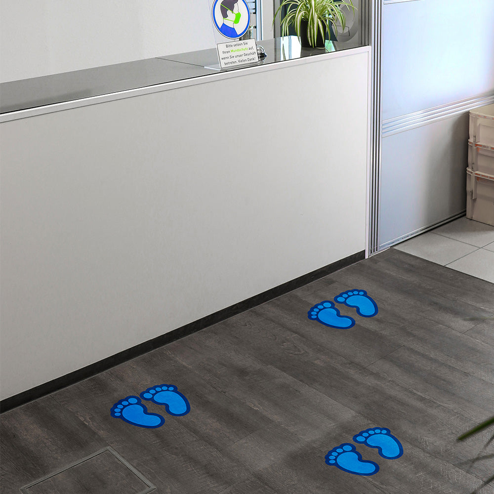 Blauer Fußbodenaufkleber mit Kinderfüßen, 170x125 mm, für sicheren und spielerischen Bodenbereich, von aufkleberdrucker.de.