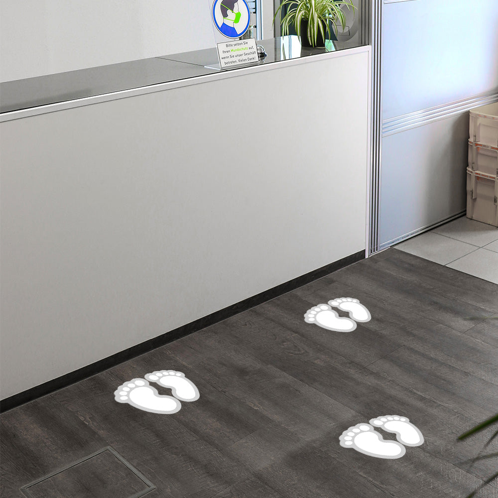Weiße Kinderfuß-Fußbodenaufkleber mit Fußpaar, 170x125 mm, für kindgerechte Dekoration auf glatten Böden, von aufkleberdrucker.de