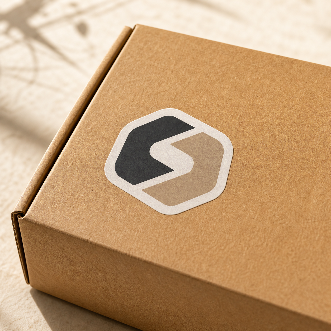 Mattes Logosticker 10x10 cm auf Karton, Standardmaterial Orafol 3164, mit aufkleberdrucker.de Logo sichtbar
