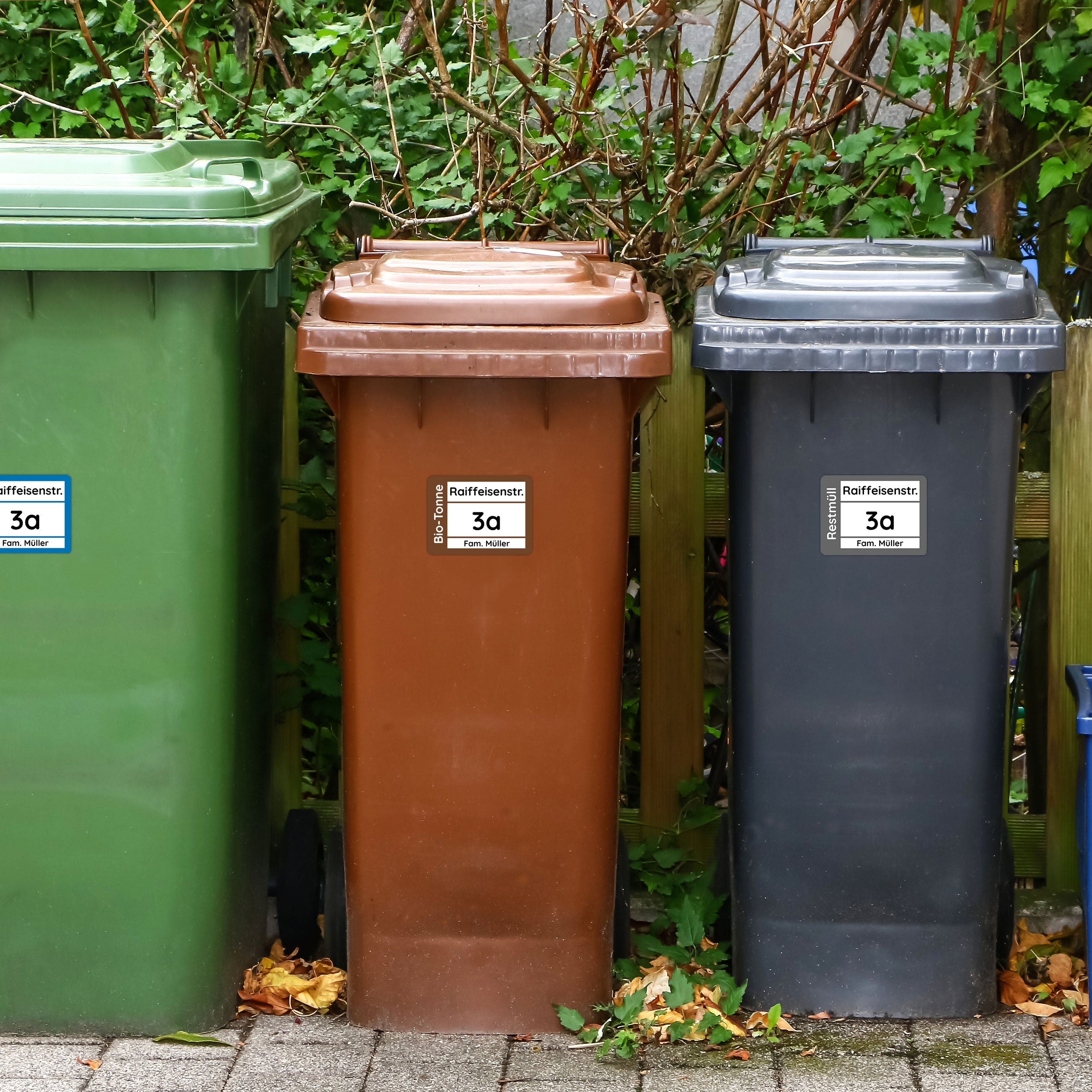 Vier wetterfeste Mülltonnenaufkleber in 19x14 cm, personalisierbar und individuell gestaltet, für nachhaltige Abfalltrennung.