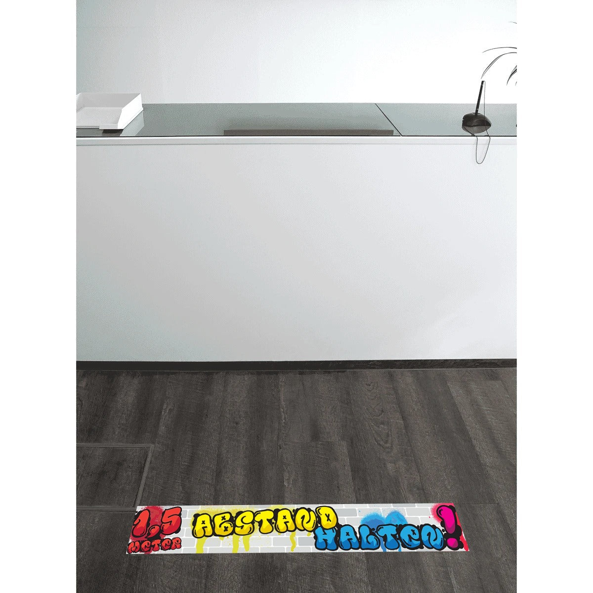 Graffiti-Fußbodenaufkleber "Abstand halten" in 1000x150 mm, aufkleberdrucker.de, mit bunten Graffiti-Designs auf glattem Boden