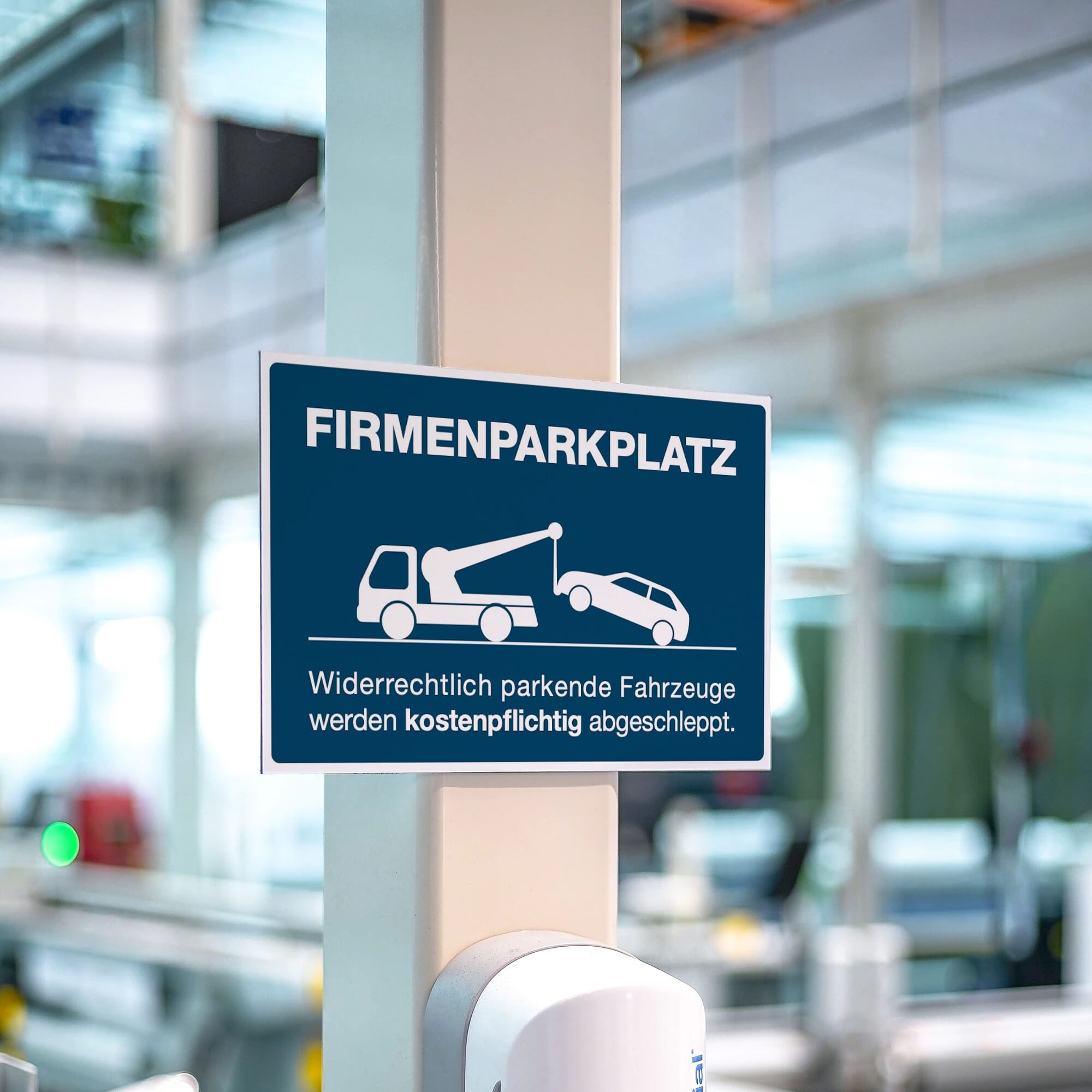 Alu-Verbundschild für Firmenparkplatz in Blau, 200x300x4 mm, mit Aufkleberdrucker.de Logo sichtbar