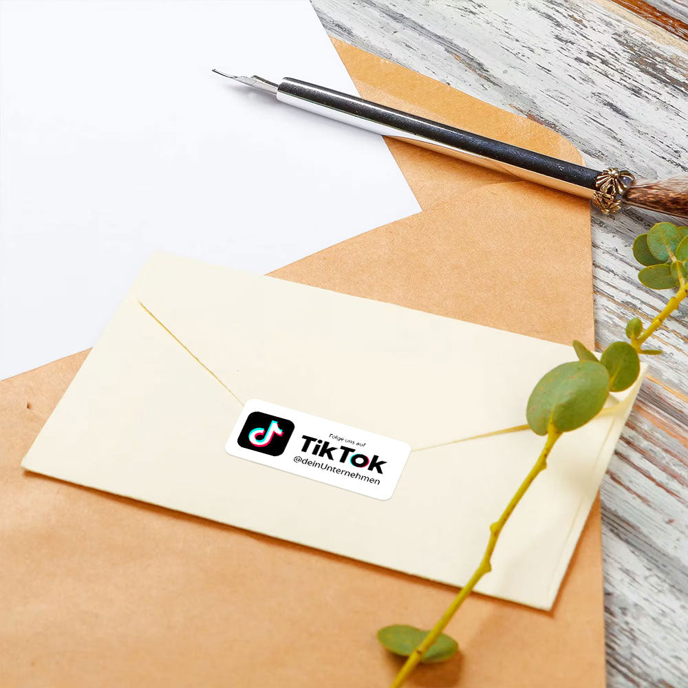 Zwei Bögen individuelle TikTok Social-Media Aufkleber, 72 Stück, 60x20 mm, bunt und auffällig auf glatter Oberfläche.
